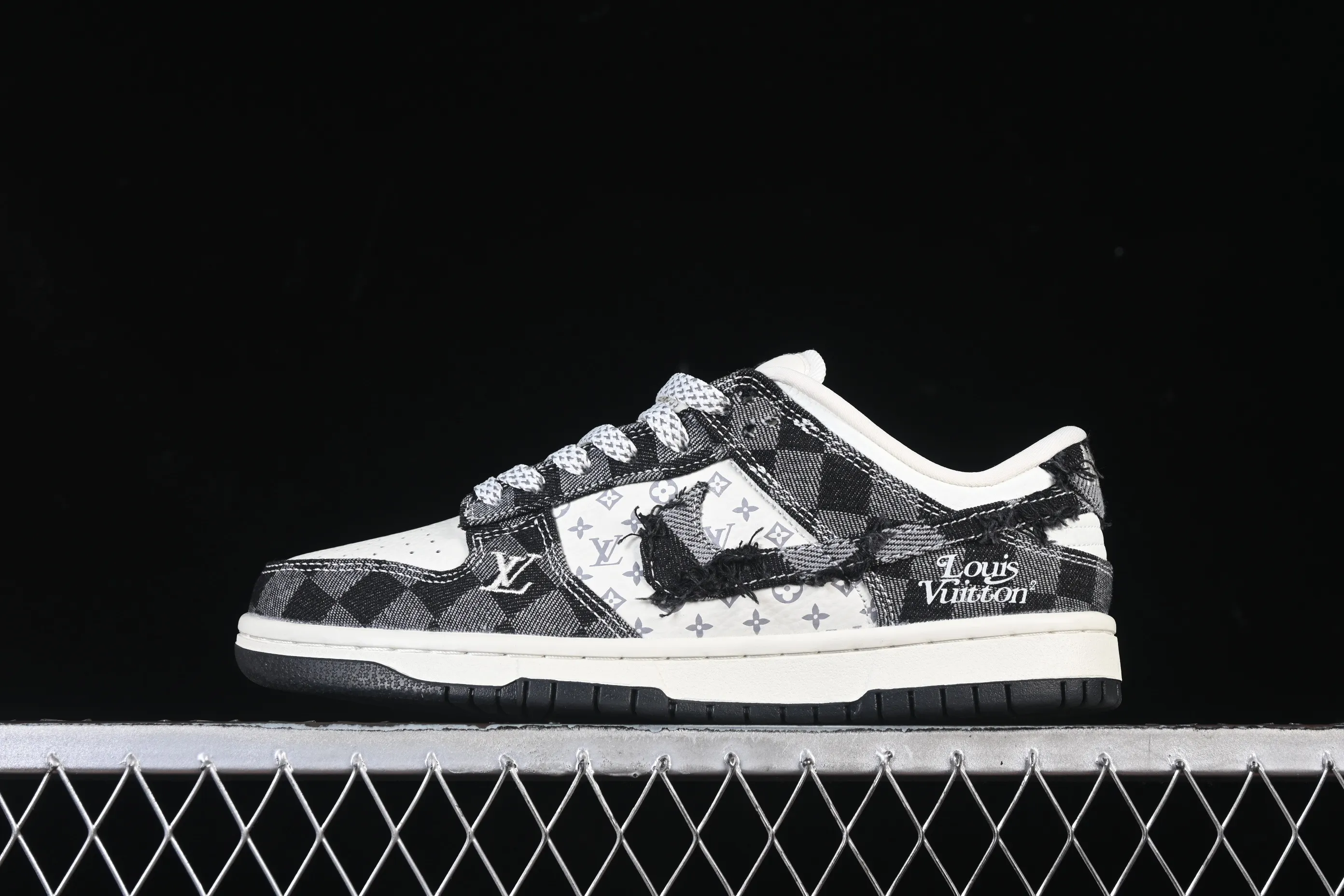All categories Nk SB Dunk Series Nk SB Dunk Low High-end customized low-top sneakers Nike SB Dunk Low White and black plaid denim Anniversary high-end customized low-top casual sneakers YF9511-901